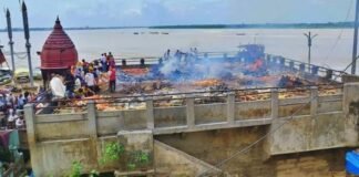 UP: गंगा का रौद्र रूप! 84 घाट जलमग्न, मणिकर्णिका में छत पर अंतिम संस्कार