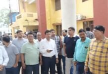 मुगलसराय: 20 हजार मांगने के आरोप पर NIMA का हंगामा, CMO कार्यालय के बाहर धरना