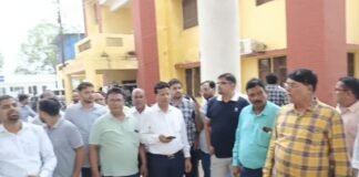 मुगलसराय: 20 हजार मांगने के आरोप पर NIMA का हंगामा, CMO कार्यालय के बाहर धरना