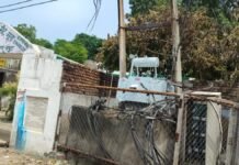 मथुरा के स्कूल परिसर में मौत का खतरा! बार-बार जल रहा ट्रांसफारमर, 2024 से हटाने की मांग बेअसर