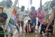 सड़क नहीं, बना दिया ‘धान का खेत’! गड्ढों और कीचड़ के बीच कांग्रेसियों ने की धान की रोपाई, प्रशासन के खिलाफ अनोखा प्रदर्शन