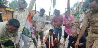 सड़क नहीं, बना दिया ‘धान का खेत’! गड्ढों और कीचड़ के बीच कांग्रेसियों ने की धान की रोपाई, प्रशासन के खिलाफ अनोखा प्रदर्शन