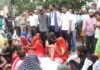 मथुरा: सफाई कर्मचारी की मौत पर बवाल, शव रखकर भरतपुर गेट चौराहे पर लगाया जाम