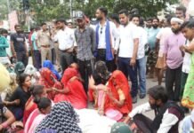 मथुरा: सफाई कर्मचारी की मौत पर बवाल, शव रखकर भरतपुर गेट चौराहे पर लगाया जाम