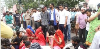 मथुरा: सफाई कर्मचारी की मौत पर बवाल, शव रखकर भरतपुर गेट चौराहे पर लगाया जाम