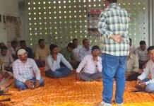 UP: मिर्जापुर में लेखपालों का प्रदर्शन, अयोध्या में एंटी करप्शन कार्रवाई के खिलाफ उठी निष्पक्ष जांच की मांग