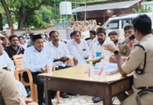 UP: त्योहारों पर माहौल बिगाड़ने वालों की खैर नहीं, शांति कमेटी बैठक में पुलिस ने दी चेतावनी