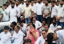 सहारनपुर: गुर्जर भवन के सामने गुर्जर समाज का प्रदर्शन, पूर्व SSP समेत पुलिस अधिकारियों पर FIR की मांग