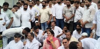 सहारनपुर: गुर्जर भवन के सामने गुर्जर समाज का प्रदर्शन, पूर्व SSP समेत पुलिस अधिकारियों पर FIR की मांग