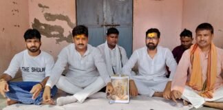 ‘ॐ नरेंद्र मोदी नमः…’, बलिया पोस्टमार्टम हाउस में डीप फ्रीजर खराब, शवों से उठ रही दुर्गंध के बीच लोगों का अनोखा प्रदर्शन