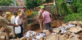 मिर्जापुर: 10,234 लीटर अवैध शराब नष्ट, कीमत 33 लाख रुपये से ज्यादा, जेसीबी से गड्ढा खोदकर दफनाया