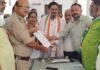Banda: राष्ट्रगान बजा तो मंच से उतर गए विधानसभा अध्यक्ष, वीडियो वायरल होते ही मचा सियासी बवाल