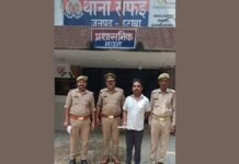 UP: अवैध चाकू लेकर घूम रहा युवक गिरफ्तार, आर्म्स एक्ट में मुकदमा