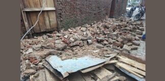 UP: तेज बारिश और आंधी में गिरी मकान की दीवार, गुमटी दबने से हजारों का नुकसान