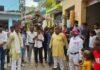 UP: महंत राजू दास का पुतला फूंक जताया आक्रोश, अमर्यादित टिप्पणी पर भड़का निषाद समाज
