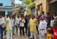 UP: महंत राजू दास का पुतला फूंक जताया आक्रोश, अमर्यादित टिप्पणी पर भड़का निषाद समाज