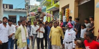 UP: महंत राजू दास का पुतला फूंक जताया आक्रोश, अमर्यादित टिप्पणी पर भड़का निषाद समाज