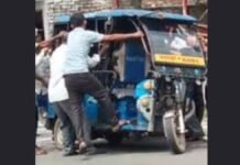 UP: श्रावस्ती में चलती ई-रिक्शा का अचानक निकला पहिया, पलटकर सड़क पर गिरी सवारियां, दो महिलाएं घायल