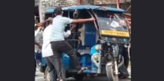 UP: श्रावस्ती में चलती ई-रिक्शा का अचानक निकला पहिया, पलटकर सड़क पर गिरी सवारियां, दो महिलाएं घायल