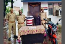 UP: करनैलगंज पुलिस ने चोरी की दो घटनाओं का किया खुलासा, दो आरोपी गिरफ्तार, मोबाइल, नकदी व बाइक बरामद