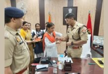 गोण्डा एसपी कार्यालय में रक्षाबंधन की खुशियां, छात्राओं ने एसपी व पुलिसकर्मियों को बांधी राखी