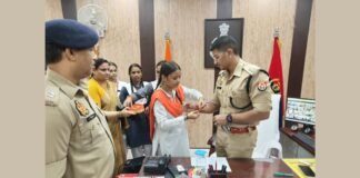 गोण्डा एसपी कार्यालय में रक्षाबंधन की खुशियां, छात्राओं ने एसपी व पुलिसकर्मियों को बांधी राखी