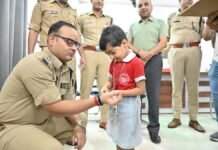 सहारनपुर पुलिस कार्यालय में गूंजी रक्षाबंधन की खुशियां, नन्हीं बहनों ने SSP समेत पुलिसकर्मियों की कलाई पर बांधी राखी