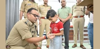 सहारनपुर पुलिस कार्यालय में गूंजी रक्षाबंधन की खुशियां, नन्हीं बहनों ने SSP समेत पुलिसकर्मियों की कलाई पर बांधी राखी