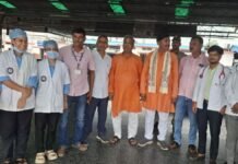 UP: नेपाल की भीषण बाढ़ में फंसे 106 तीर्थयात्री सुरक्षित लौटे, पीडीडीयू स्टेशन पर हुआ भव्य स्वागत