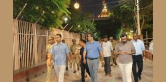 UP: जन्माष्टमी से पहले अलर्ट मोड में मथुरा प्रशासन, जन्मभूमि क्षेत्र में देर रात व्यवस्थाओं का लिया जायजा