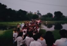 UP: मायके जा रही महिला बच्चों और पति समेत नदी में गिरी, एक बच्चा लापता