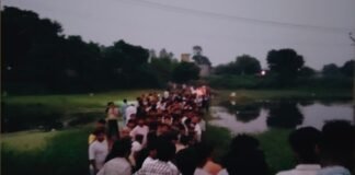UP: मायके जा रही महिला बच्चों और पति समेत नदी में गिरी, एक बच्चा लापता