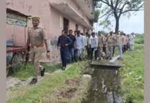 UP: जलजमाव के खिलाफ छात्र नेता ने किया प्रदर्शन, डीएम ने मौके पर पहुंचकर किया निरीक्षण