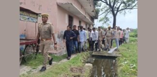 UP: जलजमाव के खिलाफ छात्र नेता ने किया प्रदर्शन, डीएम ने मौके पर पहुंचकर किया निरीक्षण