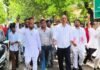 मथुरा: राजू दास के खिलाफ कार्रवाई की मांग, सैकड़ों लोगों ने घेरा कलेक्ट्रेट