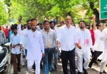 मथुरा: राजू दास के खिलाफ कार्रवाई की मांग, सैकड़ों लोगों ने घेरा कलेक्ट्रेट