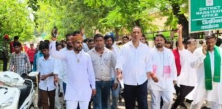 मथुरा: राजू दास के खिलाफ कार्रवाई की मांग, सैकड़ों लोगों ने घेरा कलेक्ट्रेट