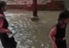 जौनपुर में बारिश बनी आफत, चप्पल हाथ में लेकर स्कूल पहुंचे बच्चे!