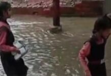 जौनपुर में बारिश बनी आफत, चप्पल हाथ में लेकर स्कूल पहुंचे बच्चे!