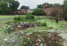 UP: कूड़े-कचरे से पटा तालाब, बारिश में गलियों-घरों में भरता है पानी, 150 घरों के ग्रामीण परेशान
