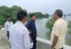 UP: अहिरौरा डैम से बिना सूचना पानी छोड़े जाने पर भड़के डीएम, बाढ़ प्रभावित किसानों को मुआवजे के निर्देश