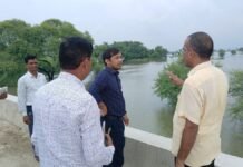UP: अहिरौरा डैम से बिना सूचना पानी छोड़े जाने पर भड़के डीएम, बाढ़ प्रभावित किसानों को मुआवजे के निर्देश