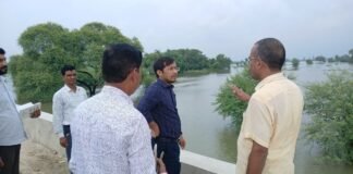 UP: अहिरौरा डैम से बिना सूचना पानी छोड़े जाने पर भड़के डीएम, बाढ़ प्रभावित किसानों को मुआवजे के निर्देश