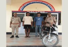 UP: चोरी की बाइक के साथ दो युवकों को किया गिरफ्तार