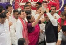UP: रायबरेली में ‘बुआ बनाम भतीजी’ की सियासी पटकथा तैयार, पूनम सिंह ने थामा सपा का दामन