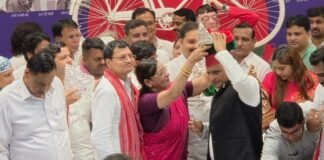 UP: रायबरेली में ‘बुआ बनाम भतीजी’ की सियासी पटकथा तैयार, पूनम सिंह ने थामा सपा का दामन