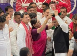 UP: रायबरेली में ‘बुआ बनाम भतीजी’ की सियासी पटकथा तैयार, पूनम सिंह ने थामा सपा का दामन