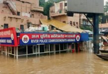वाराणसी: काशी में गंगा का रौद्र रूप, तटवर्ती गलियों में घुसा बाढ़ का पानी, शवदाह के लिए कतार में लोग