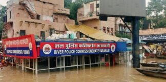 वाराणसी: काशी में गंगा का रौद्र रूप, तटवर्ती गलियों में घुसा बाढ़ का पानी, शवदाह के लिए कतार में लोग