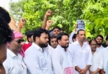 मथुरा: डीडी न्यूज डिबेट में कथित अभद्रता के विरोध में VIP का प्रदर्शन, 1 सितंबर को मथुरा में पैदल मार्च